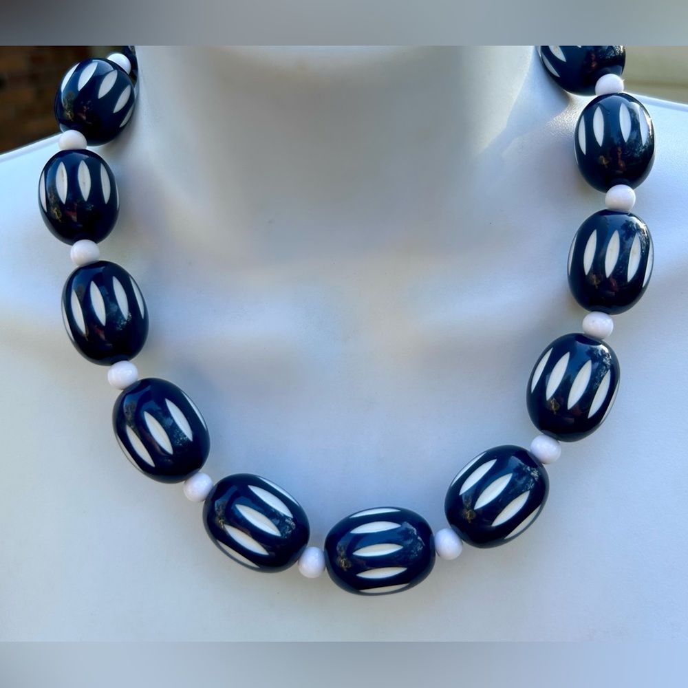 Vintage Trifari Chunky Blue & White Etched Oval Beaded Choker Necklace 17”-20”